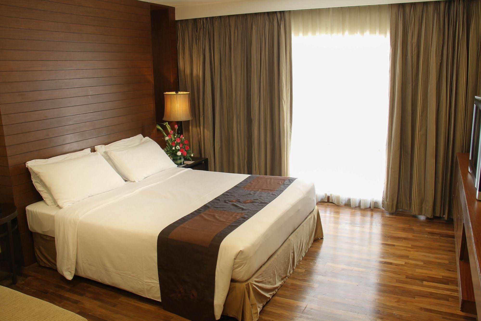 Отель Furamaxclusive Sathorn, Бангкок