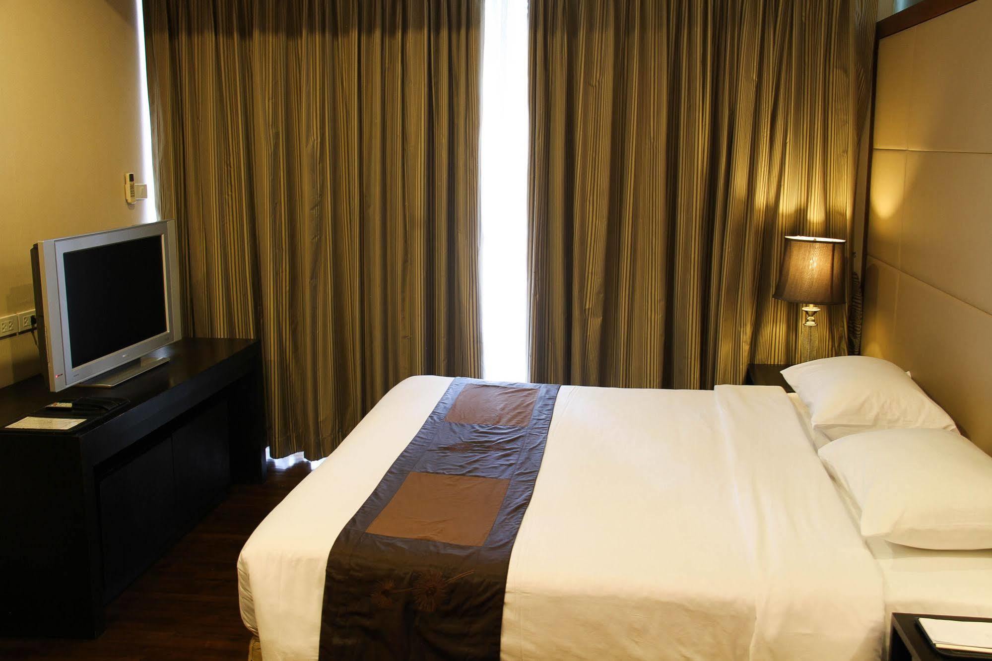 Отель Furamaxclusive Sathorn,